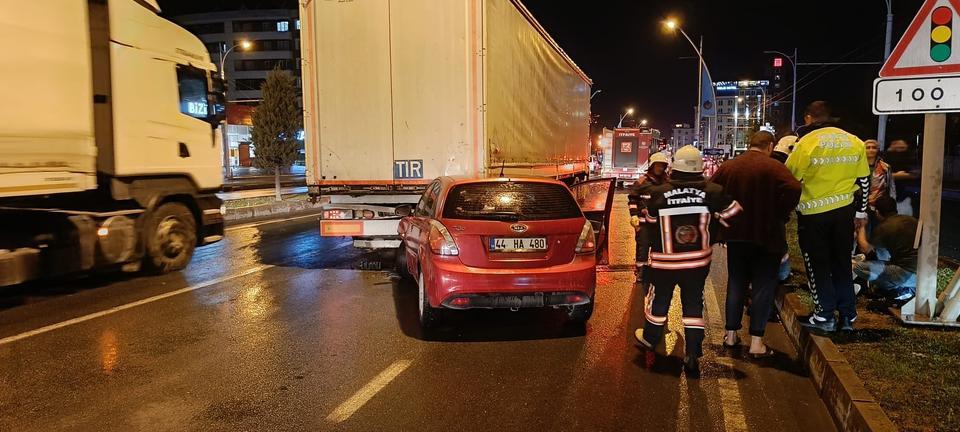 Otomobil ile tır çarpıştı: 3 yaralı