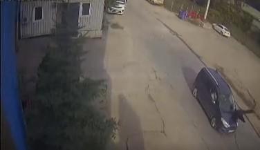 Yolun karşısına geçmek isteyen yaşlı adama araç çarptı