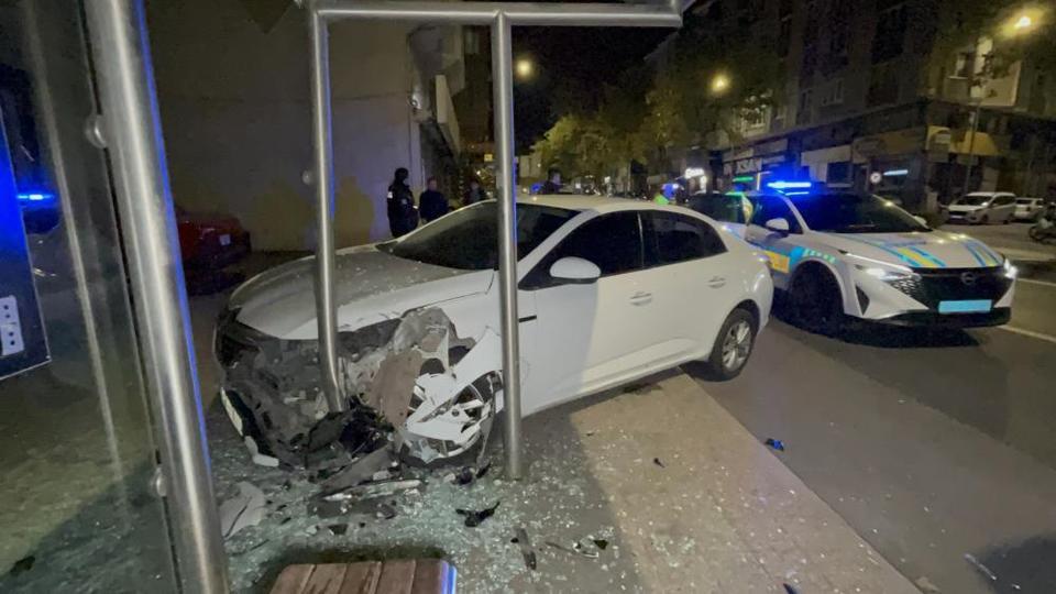 Polisten kaçan alkollü sürücü durağa daldı