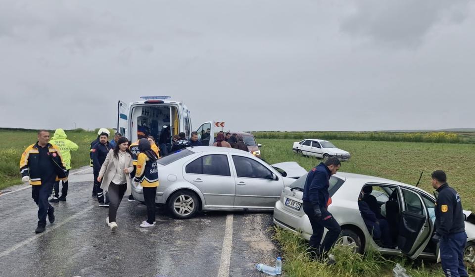 ÇORUM'DA İKİ OTOMOBİL ÇARPIŞTI: 6 YARALI