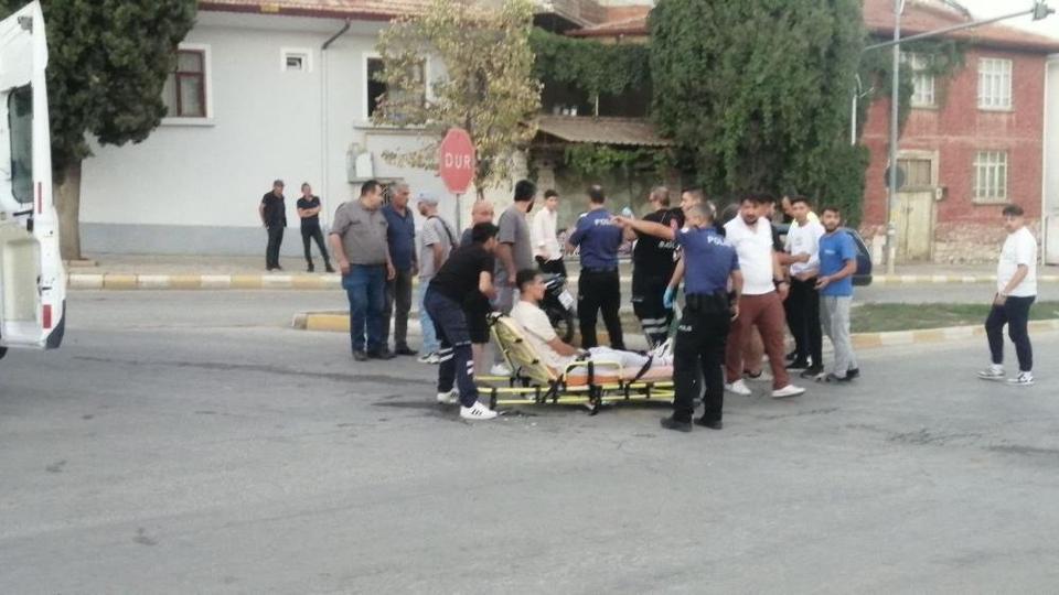 Hafif ticari araçla motosiklet çarpıştı: 1 yaralı