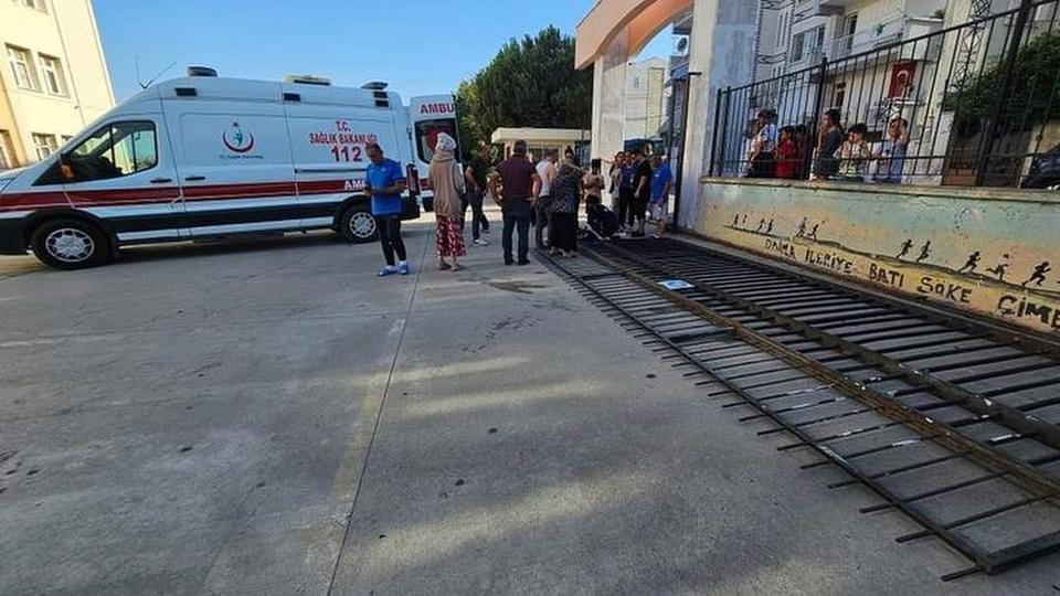 OKUL KAPISI KÜÇÜK ÇOCUĞUN ÜZERİNE DÜŞTÜ
