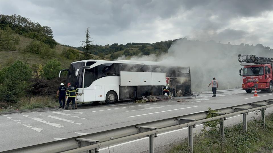 OTOBÜS YANGININDA 13 YOLCU VE 3 PERSONEL ÖLÜMDEN DÖNDÜ