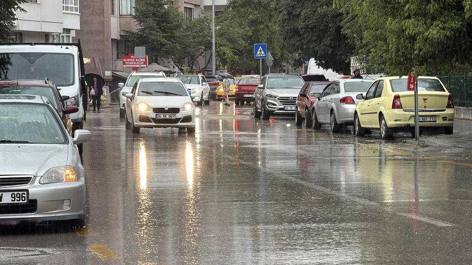 Sağanak yağış günlük hayatı olumsuz etkiledi