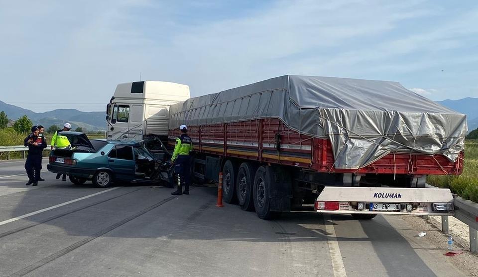 Aydın'da otomobil tırın altına girdi