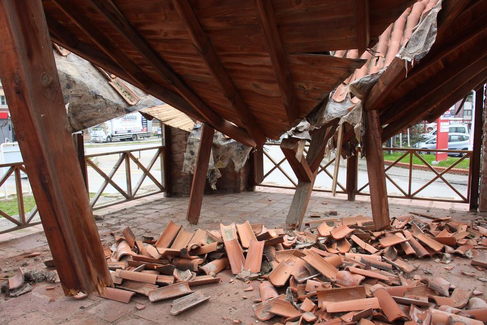 ASIRLARCA AYAKTA DURDU, TADİLAT YAPILDIKTAN SONRA BİRKAÇ YAĞMURDA YERE ÇÖKTÜ KORUMA ALTINDAKİ TARİHİ NAMAZGAHIN ÇATISI ÇÖKTÜ