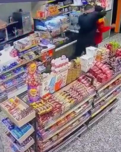 Alkollü müşteri, akaryakıt istasyonu çalışanını darbetti