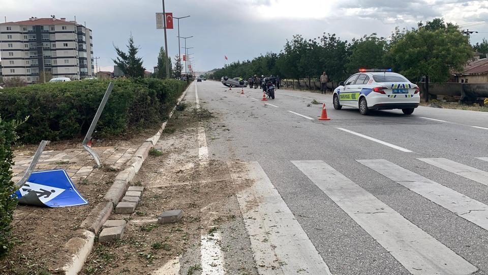 KARAMAN'DA OTOMOBİL TAKLA ATTI: 2'Sİ ÇOCUK 4 YARALI