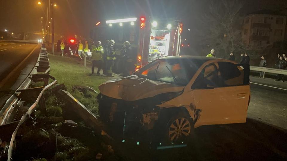 Alkollü sürücü aydınlatma direğine çarptı