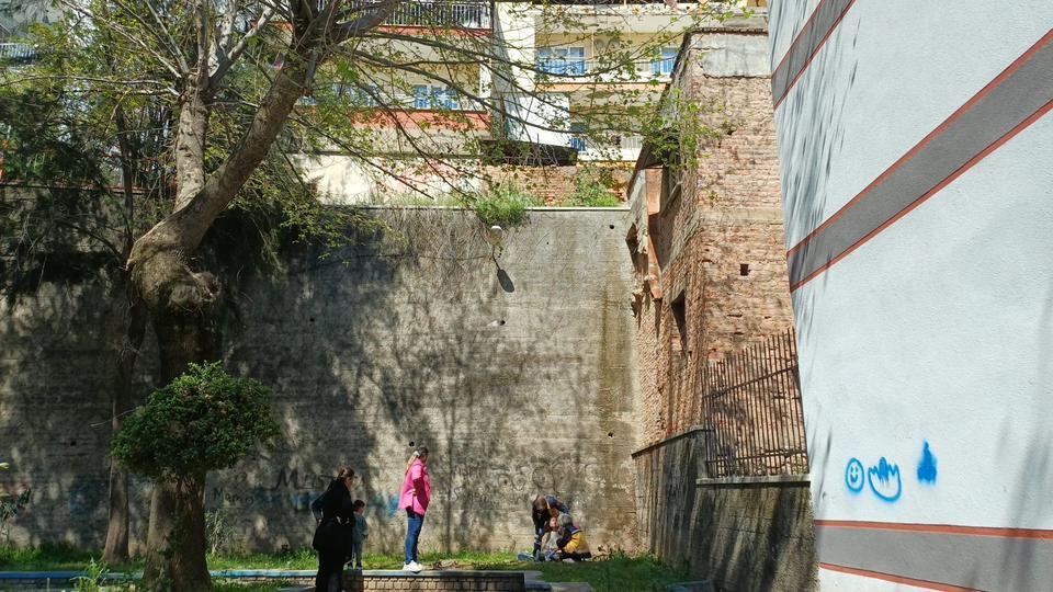 OT TOPLAMAK İSTEDİ, 5 METREDEN AŞAĞI DÜŞTÜ