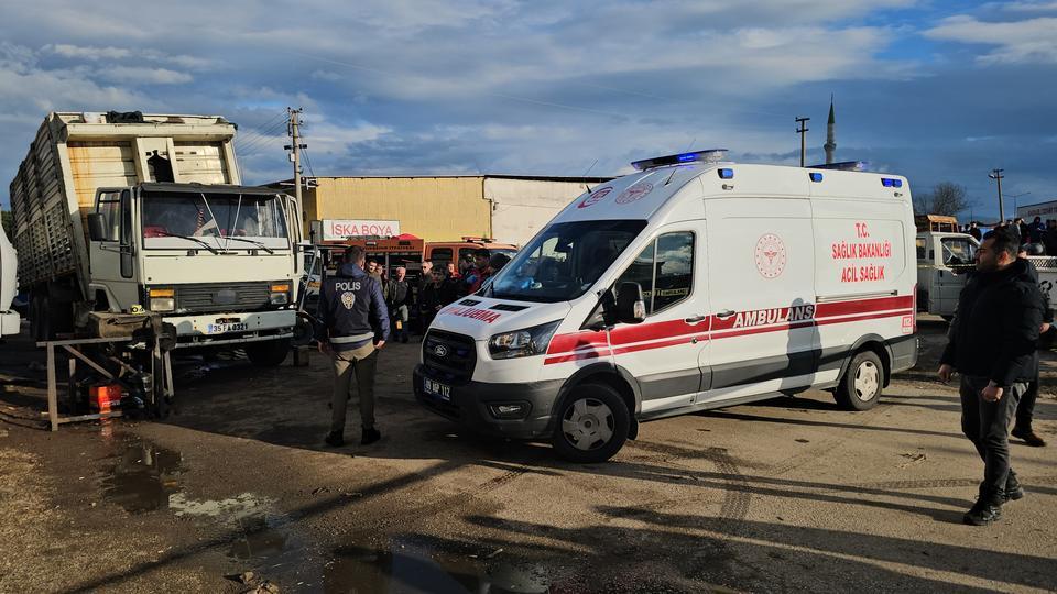 TAMİR ETTİKLERİ KAMYONUN KASASI ÜZERLERİNE DÜŞTÜ: 2 ÖLÜ, 1 YARALI OĞLUNU KURTARAN ADAMA HAYATINI KAYBETTİ