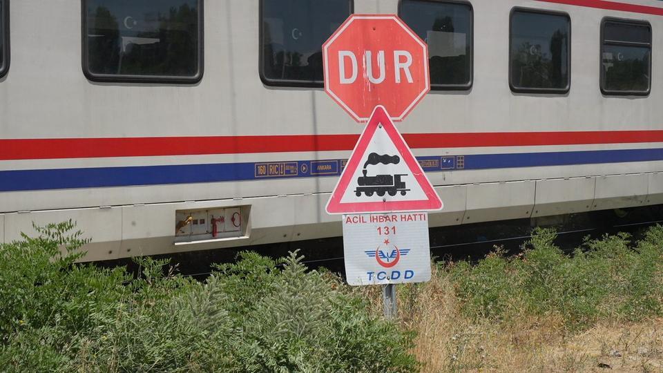MUŞ'TA TREN OTOMOBİLE ÇARPTI: 3 YARALI