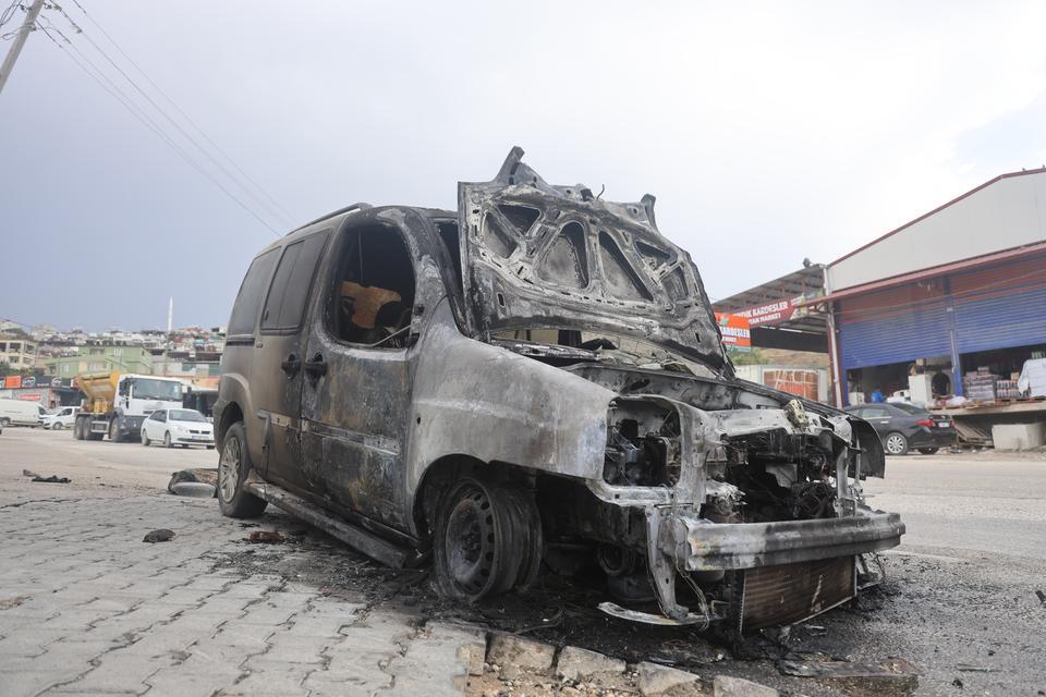 Seyir halindeki araç alevlere teslim oldu