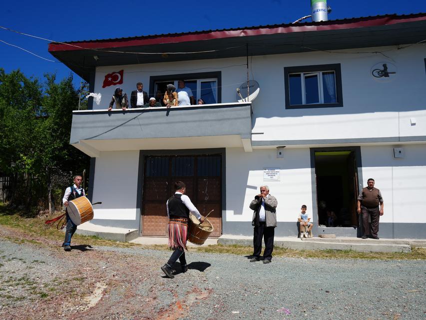 100 YAŞINA GİREN ATİYE NİNEYE, DAVULLU ZURNALI DOĞUMGÜNÜ KUTLAMASI