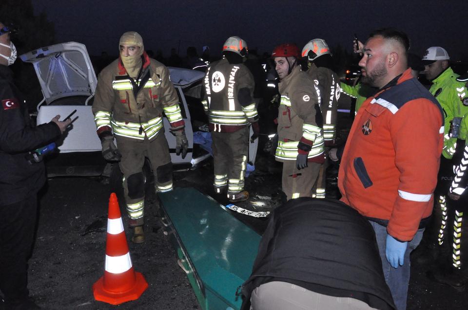 MANİSA'DA FECİ KAZA: 2 ÖLÜ, 5 YARALI