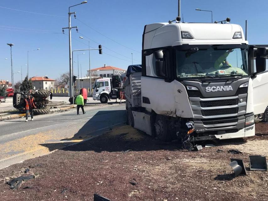 Tırın çarptığı traktör ikiye bölündü