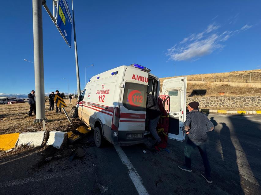 Ambulans kamyonetle çarpıştı: 2’si ağır 7 yaralı