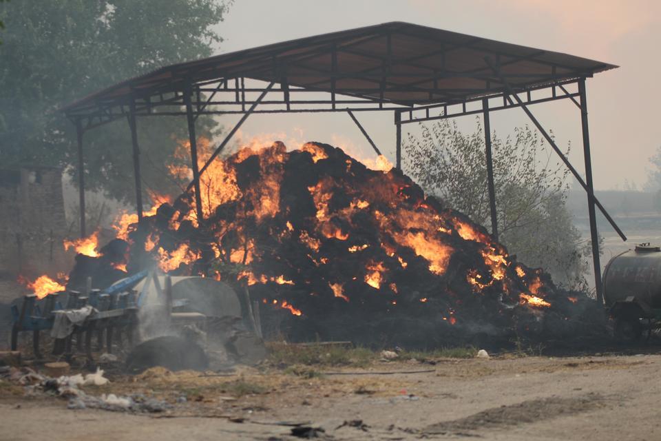 Komşu ilçeye sıçrayan yangında bir mahalledeki evler boşaltıldı