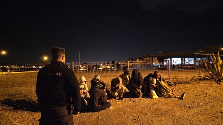 İzmir'de 8'i çocuk 15 düzensiz göçmen yakalandı