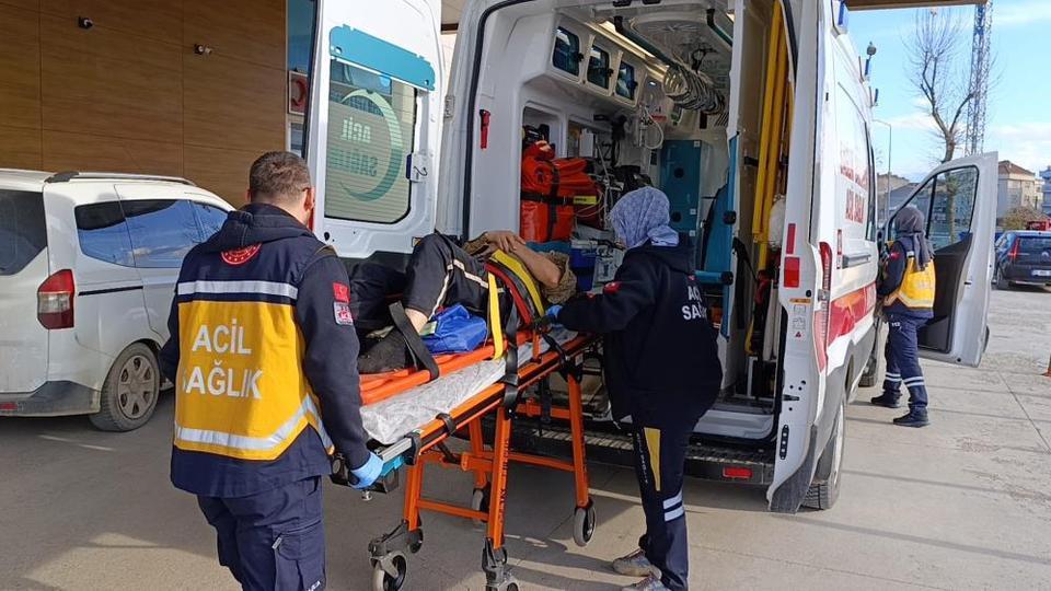 Tamir ettiği traktörün altında kaldı