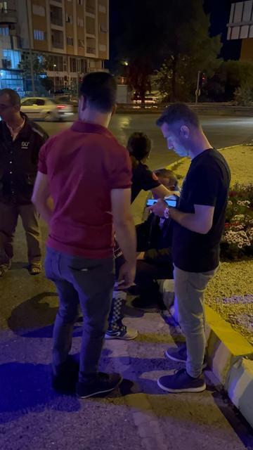 Ardından yaralılar ambulansla hastaneye kaldırıldı.