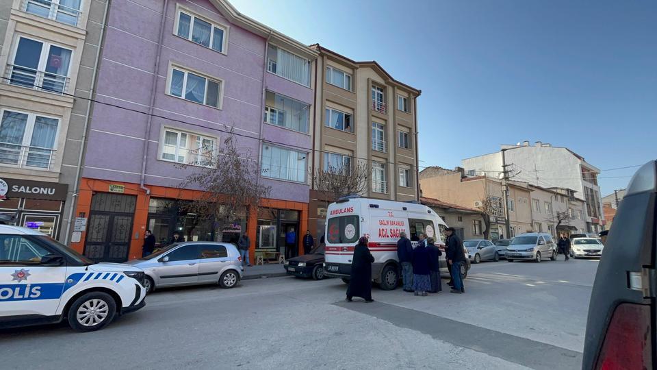 ESKİŞEHİR'DE 2'NCİ KATTAN DÜŞEN KADIN AĞIR YARALANIRKEN YAKINI SİNİR KRİZİ GEÇİRDİ