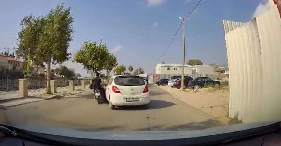 Otomobille çarpışan motosikletteki 2 kişi yola savruldu