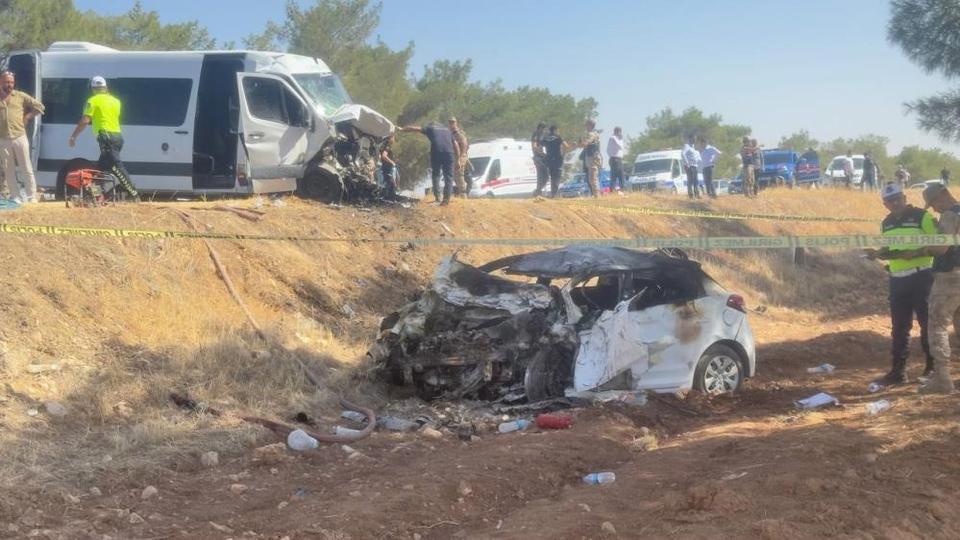 Yolcu minibüsüyle otomobil çarpıştı: 1 ölü, 14 yaralı