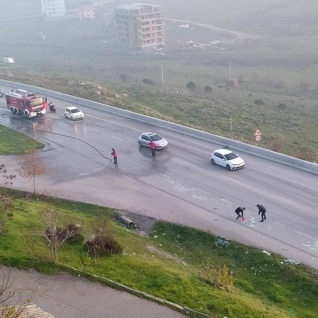 Kamyonetten düşen cam parçaları trafiği durdurdu