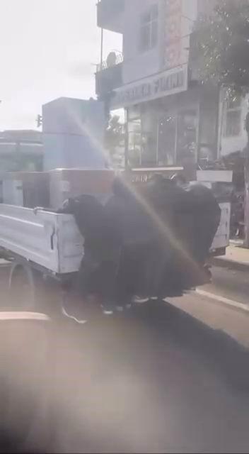 Çocukların tehlikeli yolculuğu kameraya yansıdı