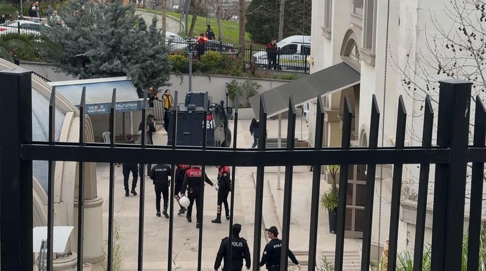 Annesinin cenazesinde kardeşini öldürdü