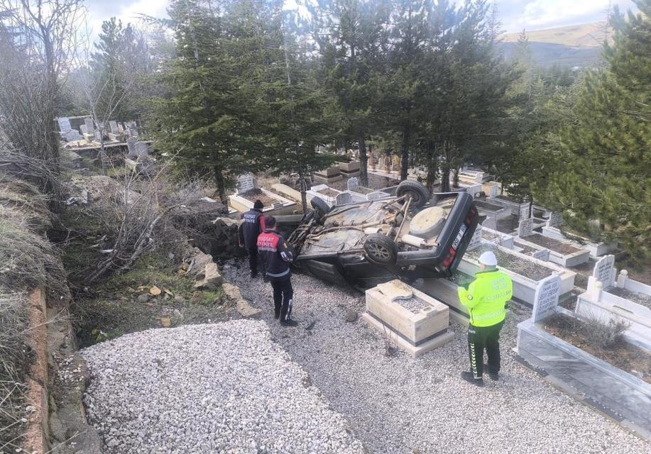 Otomobil mezarlığa uçtu: 2 yaralı