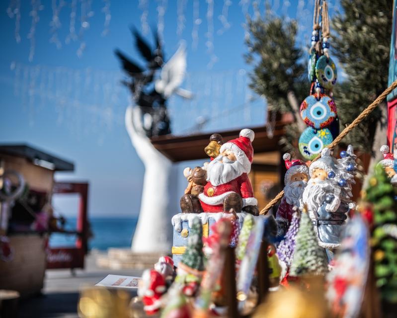 Kuşadası yeni yıla renkli bir pazarla giriyor