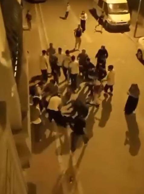ESENYURT'TA İKİ AİLE ARASINDA LAF ATMA TARTIŞMASI KAVGAYA DÖNÜŞTÜ: O ANLAR CEP TELEFONU KAMERASINDA