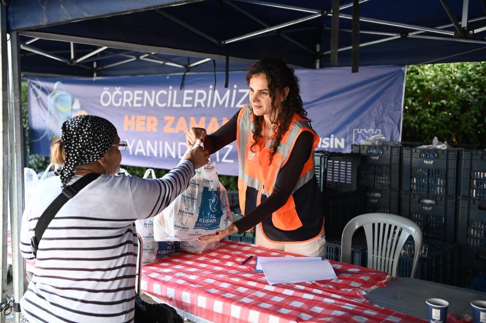 Kuşadası Belediyesi çocuklara 4 bin 200 beslenme paketi dağıttı