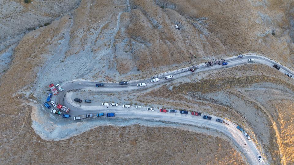 Minibüsün yuvarlandığı uçurum ve kurtarma çalışmaları dronla görüntülendi