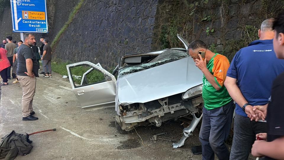 Artvin'de cenaze dönüşü kaza: 2 yaralı