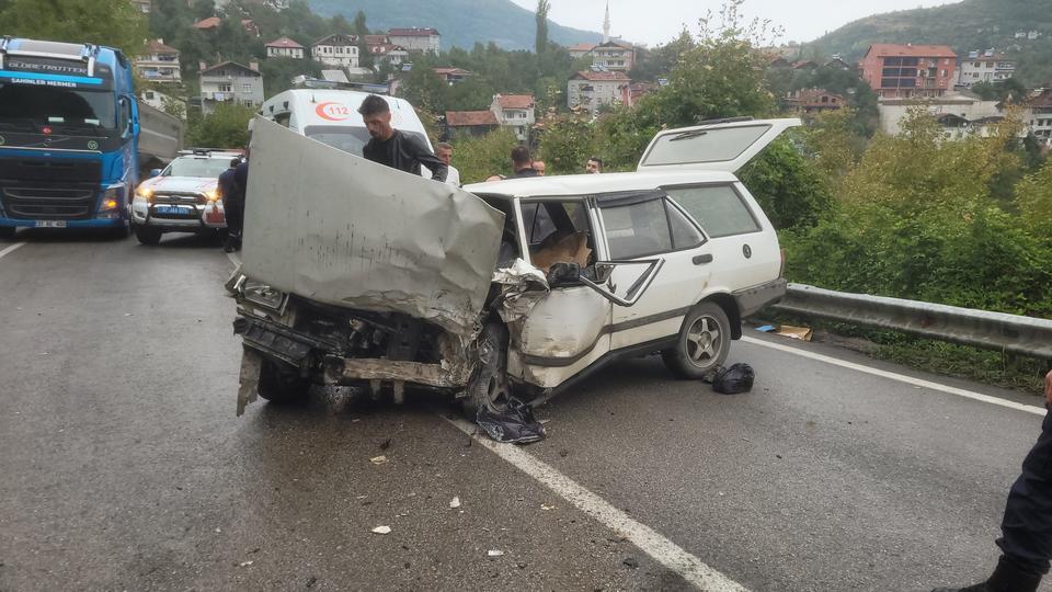 İKİ ARACIN ÇARPIŞTIĞI KAZADA 7 KİŞİ YARALANDI, ARACIN ÖN CAMINA SIKIŞAN VATANDAŞI İTFAİYE KURTARDI