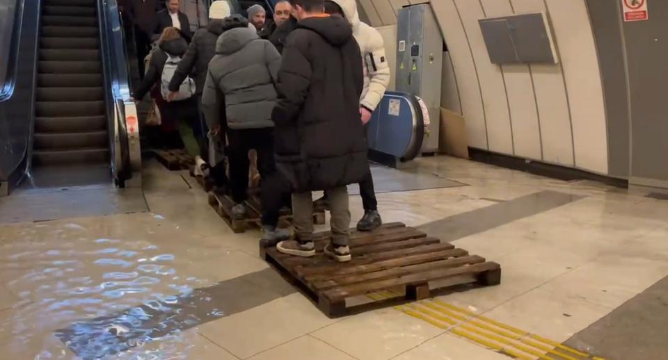 İSTANBUL'DA METROBÜS ALT GEÇİDİ SU BASTI: VATANDAŞ SULARIN İÇİNDE YÜRÜMEK ZORUNDA KALDI İBB'DEN SU BASKININA TAHTA PALETLE ÖNLEM