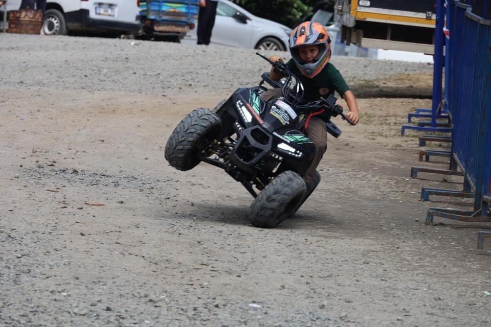 6 yaşındaki Ömer, ATV motoruyla festivalde dikkat çekti