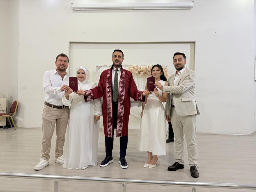 Kardeşler aynı gün evlenip, birbirlerine şahit oldular