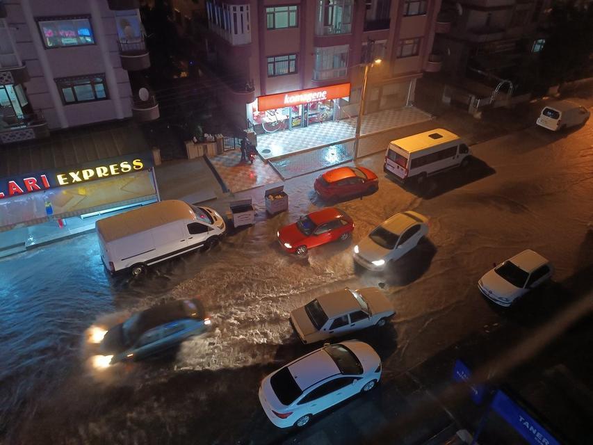 Sağanak yağışlar sele neden oldu