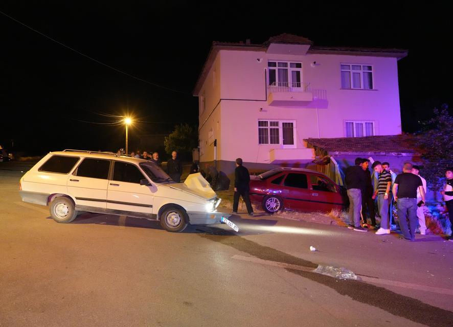 İki otomobil kafa kafaya çarpıştı: 3 yaralı
