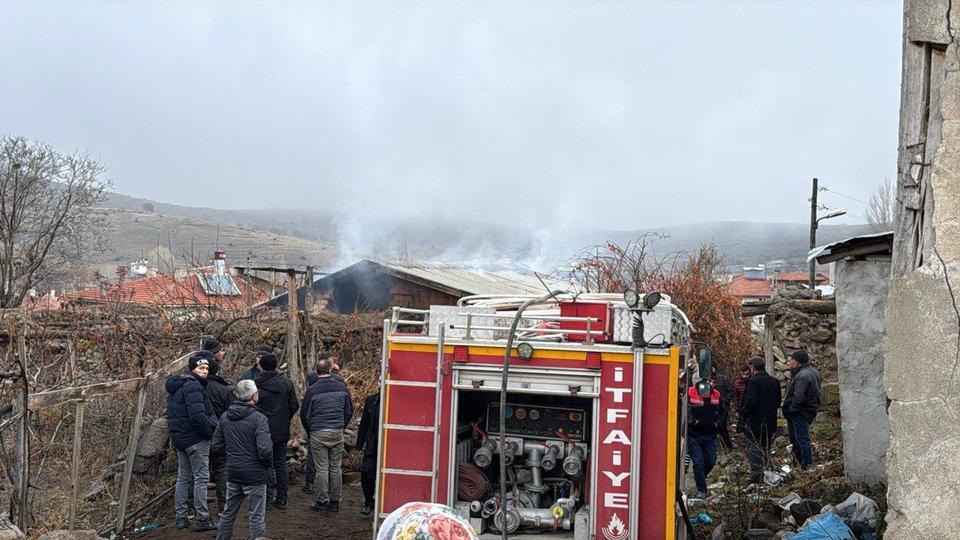 YAŞLI KADIN EVİNDE ÇIKAN YANGINDA CAN VERDİ