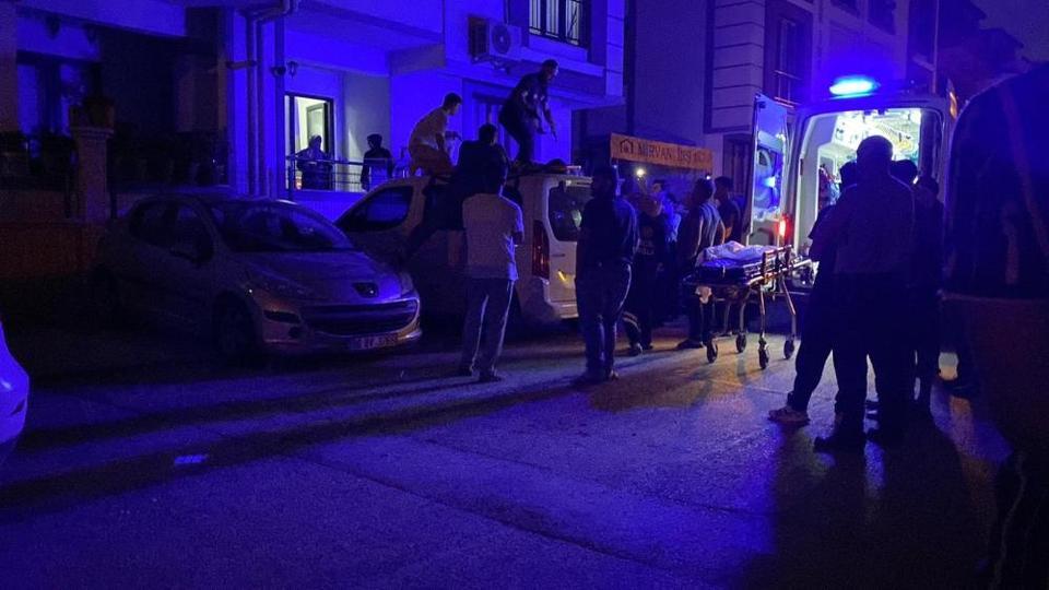 Genç kız misafirliğe gittiği evin balkonundan otomobilin üstüne düştü