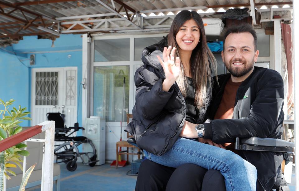 OKUL YILLARINA DAYANAN ARKADAŞLIKLARI ENGEL TANIMAYAN AŞKA DÖNÜŞTÜ TRAFİK KAZASI SONRASI TEKERLEKLİ SANDALYEYE MAHKUM KALDI HAYATA KÜSMEDİ, SEVDİĞİ KADINLA EVLENDİ "AŞK ENGEL TANIMAZ" SÖZÜNÜN CANLI ÖRNEĞİ OLDULAR "EŞİM GÜZEL, BEN YAKIŞIKLIYIM, HAYAT GÜZEL"