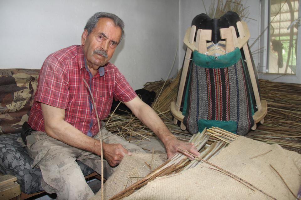 ÖĞRETMENLİĞİ DEĞİL, ÇIRAKLIĞINI SEÇTİĞİ MESLEĞİNİN SON TEMSİLCİSİ ÖĞRETMEN OLMADI, SEMER USTASI OLDU