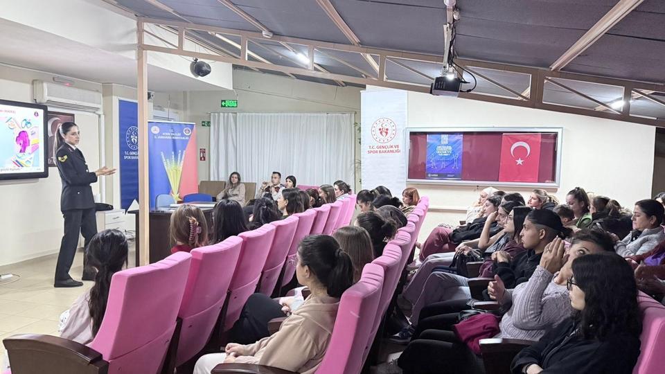 Aydın’da öğrenciler kadına yönelik şiddet konusunda bilgilendirildi