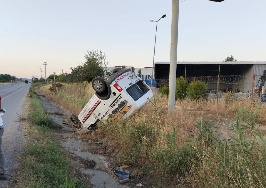 Çine’de kontrolden çıkan kamyonet takla attı