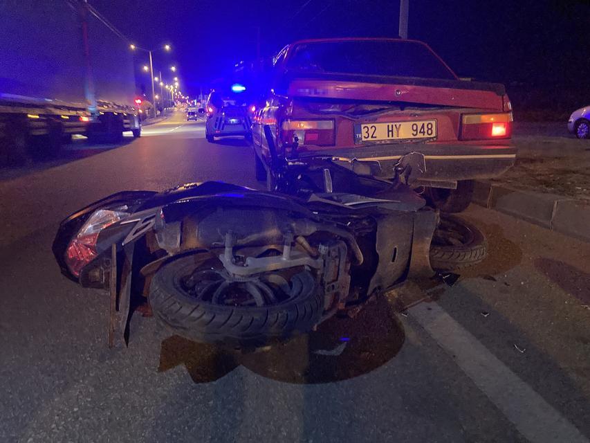 YOL KENARINDA DURAN OTOMOBİLE MOTOSİKLET ÇARPTI: 2 YARALI